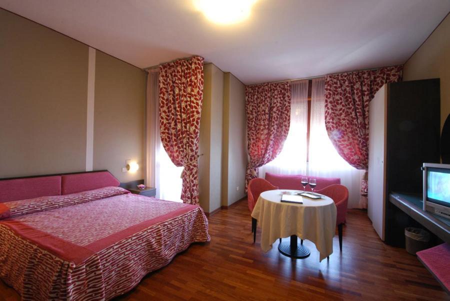 Hotel Bristol Pesaro Exterior photo