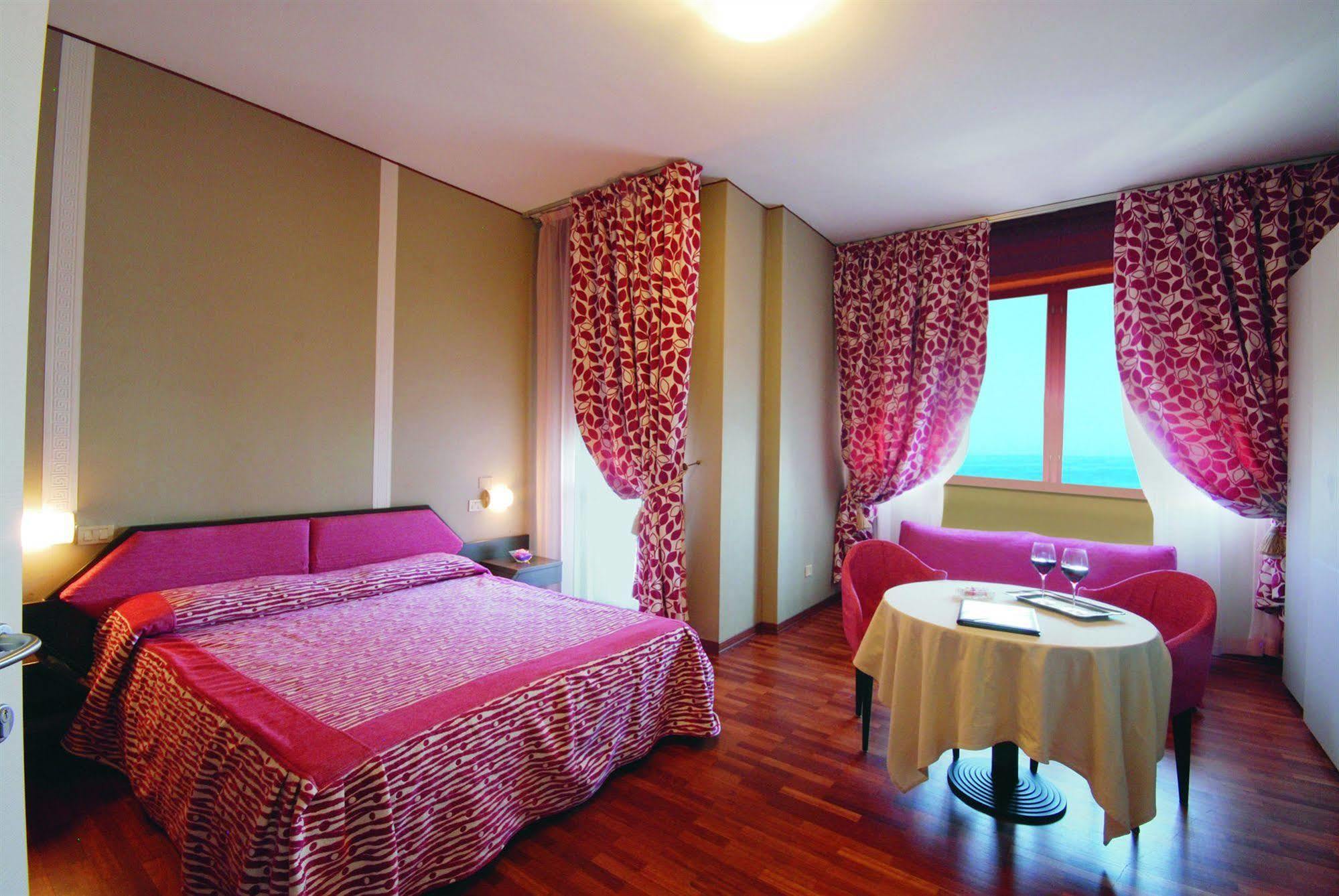 Hotel Bristol Pesaro Exterior photo