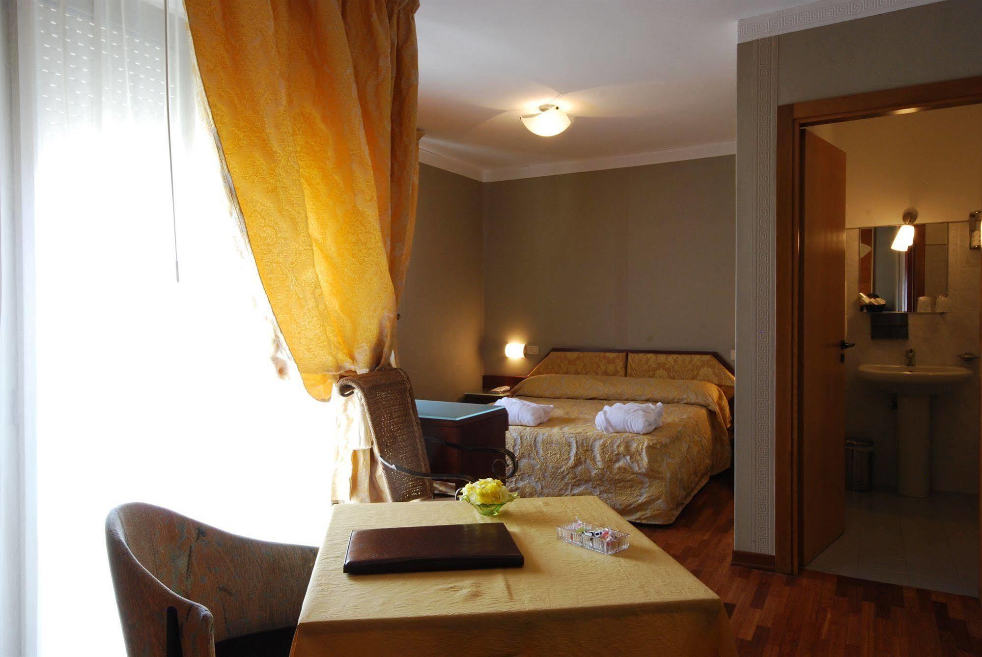 Hotel Bristol Pesaro Exterior photo