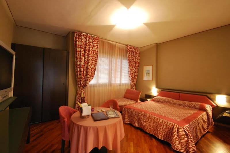 Hotel Bristol Pesaro Exterior photo